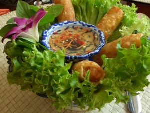 Món nem kèm theo rau sống của Việt Nam thu hút khách thăm quan.
